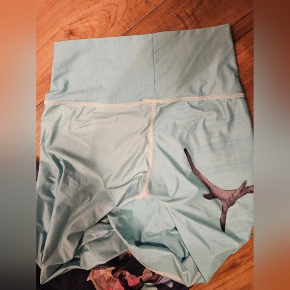 TEEKI LEGGINGS - 3 Size Med. Good pre-owned condition. - Picture 8 of 10